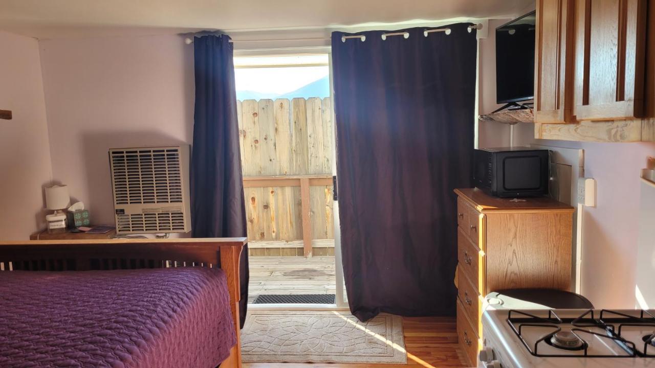 Angel Cottage With A Sauna Or The Cozy With A Jacuzzi Tub, Both Are Studios With A View Of Mount Shasta Bagian luar foto
