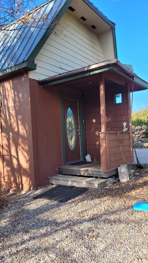 Angel Cottage With A Sauna Or The Cozy With A Jacuzzi Tub, Both Are Studios With A View Of Mount Shasta Bagian luar foto