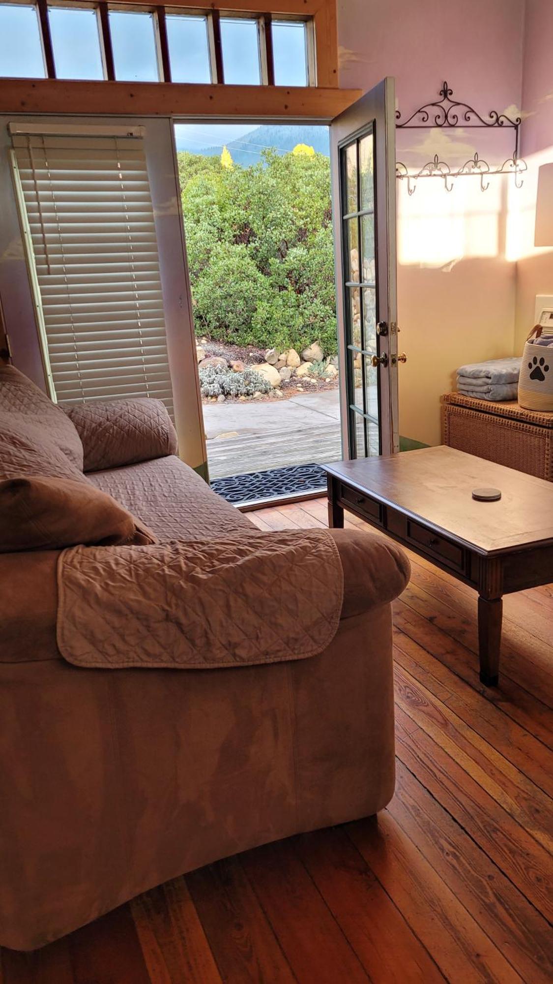 Angel Cottage With A Sauna Or The Cozy With A Jacuzzi Tub, Both Are Studios With A View Of Mount Shasta Ruang foto